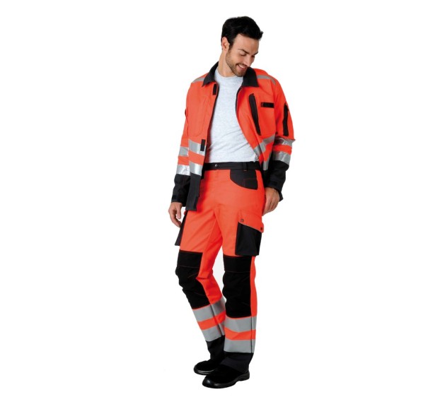 BROEK MET VERSTERKINGEN OP DE  